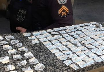 Drogas apreendidas durante ação da PM. (Foto: Divulgação/PM)