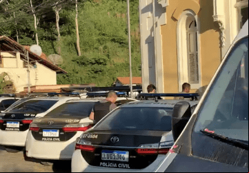 Polícia Civil cumpre mandados de prisão em Bom Jardim, RJ. (Foto: Reprodução)
