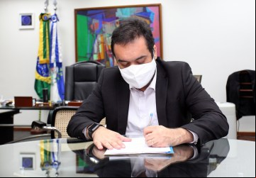 Governador do Rio, Cláudio Castro, sanciona lei que regula uso de máscara no Estado. (Foto: Eliane Carvalho)