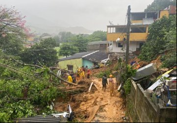 Deslizamento de terra em Angra dos Reis, RJ. (Foto: Divulgação/Defesa Civil)