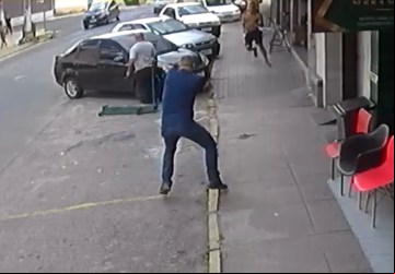 Momento em que policial aborda o bandido. (Foto: Reprodução/Redes sociais)