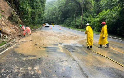 Trecho da RJ-116, Serra Friburgo/Cachoeiras, é totalmente liberado após quedas de barreiras.